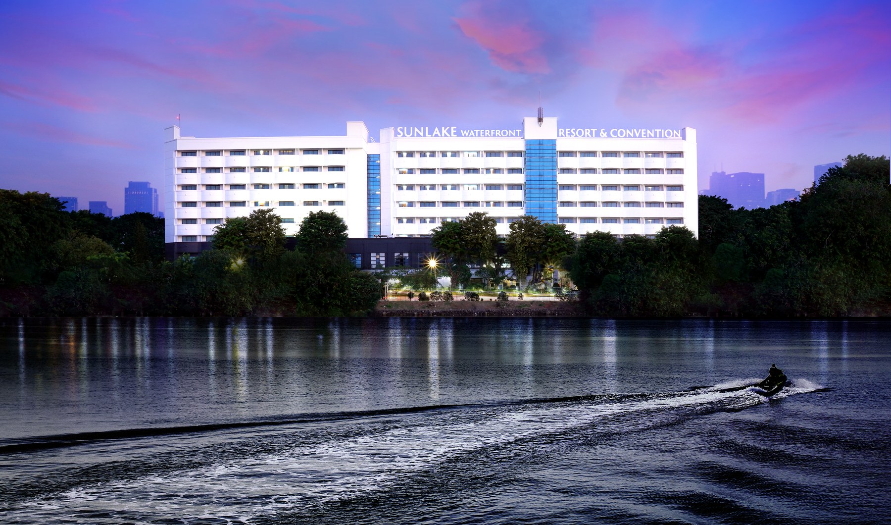 Sunlake Waterfront Resort and Convention facade