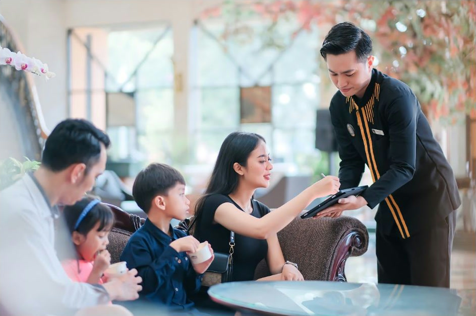A family receiving attentive hotel service