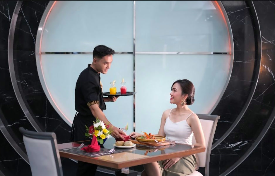 A natural and thoughtful dining service moment