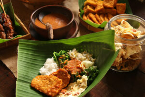Pecel Jawa Timur daftar 100 salad masuk daftar salad terbaik dunia TasteAtlas 2025 - sumber foto Istock