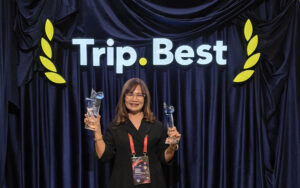 Asteria T. Hesty, Managing Director Sango Hotel Management menerima Award dari Trip.com