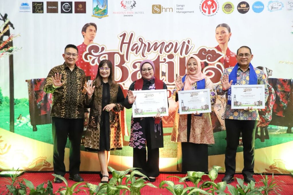 Merlynn Park Hotel Rayakan Hari Batik Nasional Lewat “Harmoni Batik Nasional”