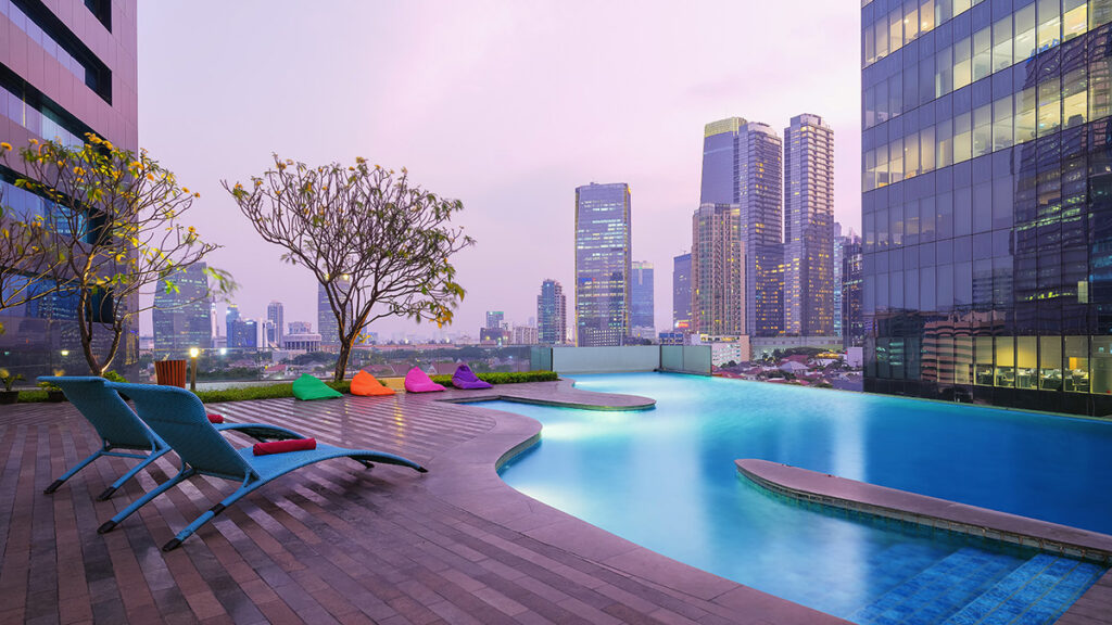 Infinity Pool Paling Ikonik di Jakarta: Nikmati Keindahan Langit Kota dari Manhattan Hotel Jakarta